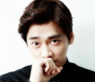 手半握拳，遮住嘴，嗯，让我说两句先