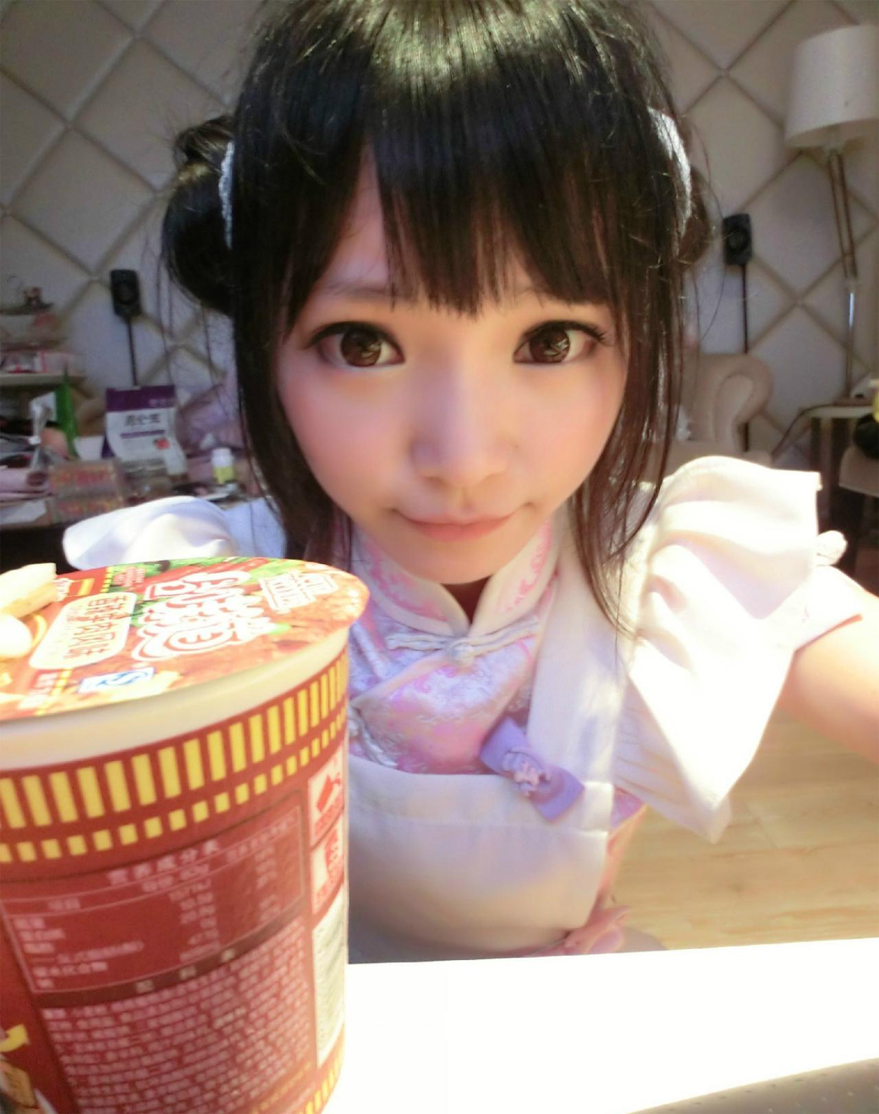 咬人猫工作一天，晚上回来准备吃面。自拍照。