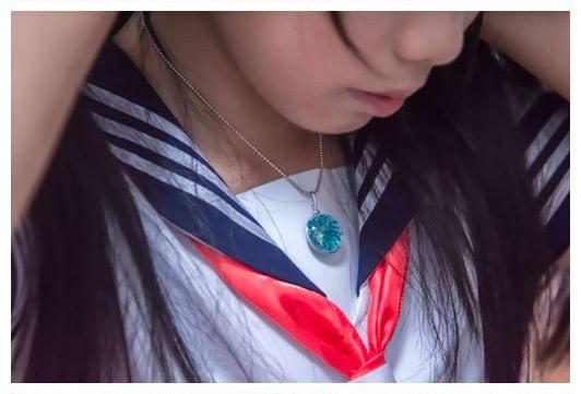 夢社娘正在戴项链