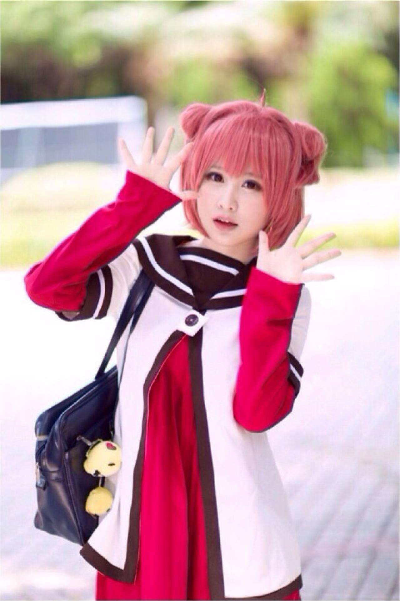 矮乐多Aliga扮演阿卡林双手五指伸开，在脸庞两侧