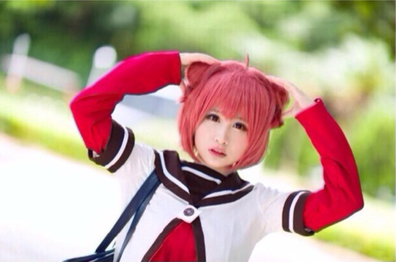 矮乐多Aliga扮演阿卡林，双手摸着包子头