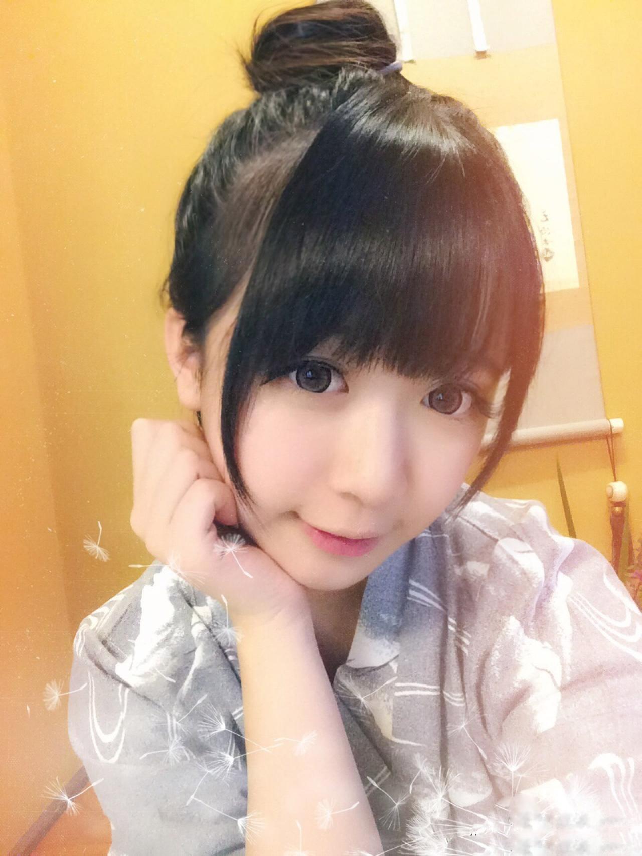 亚米穿着灰色浴衣泡温泉前自拍照