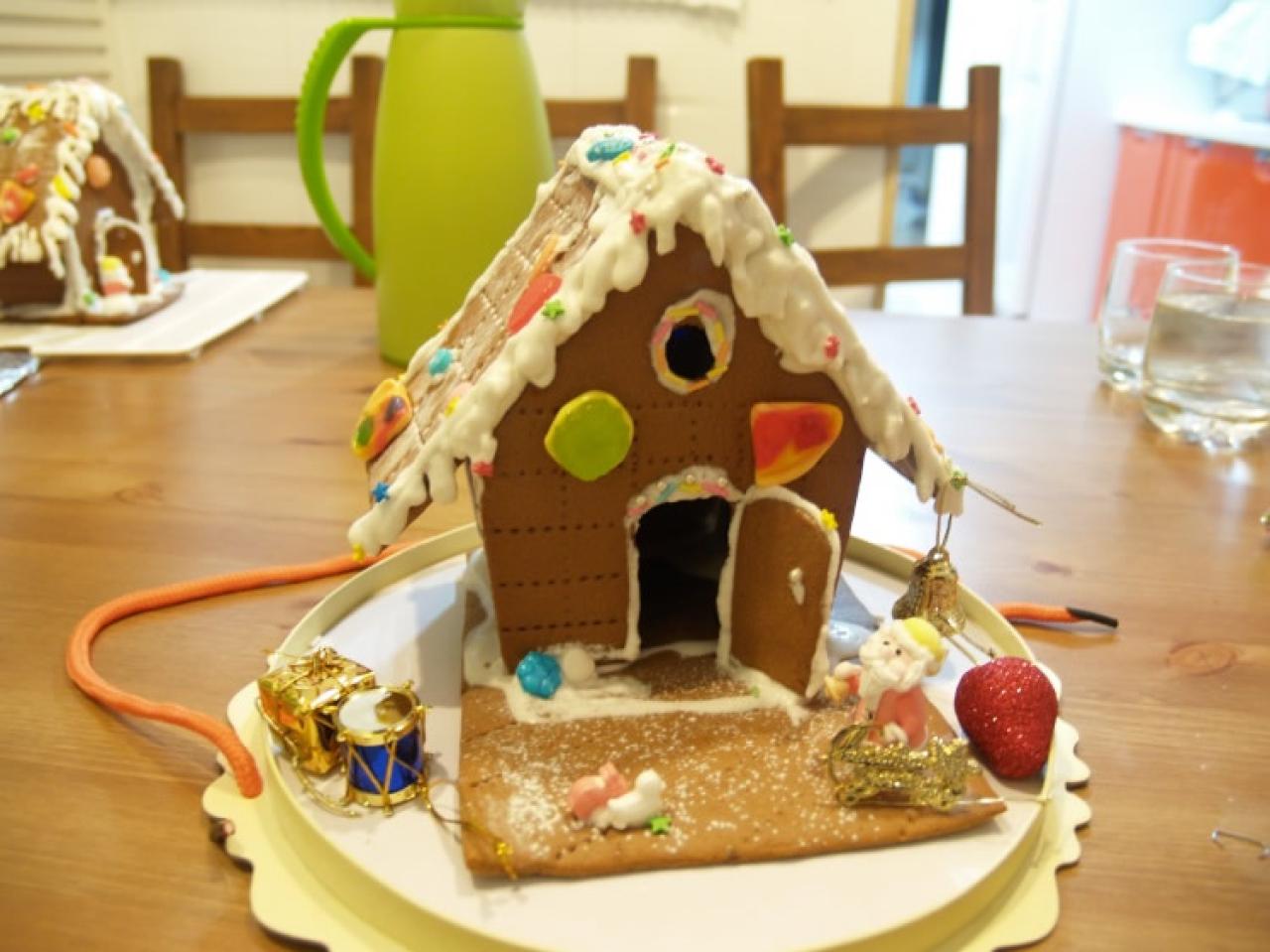 糖果和奶油构成的甜心屋，外面把这乐曲、小人和草莓，放在一个可以携带的塑料盘上。