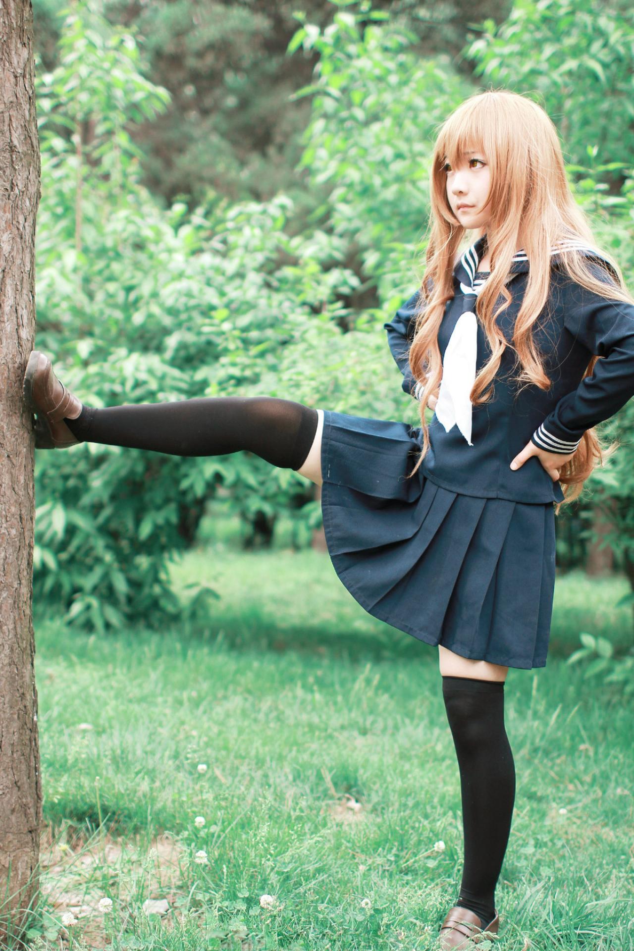 逢坂大魔王_AOI扮演逢坂大河，双手叉腰，一只脚踢到了树干上。（演出摆拍，保护树木，请勿模仿）