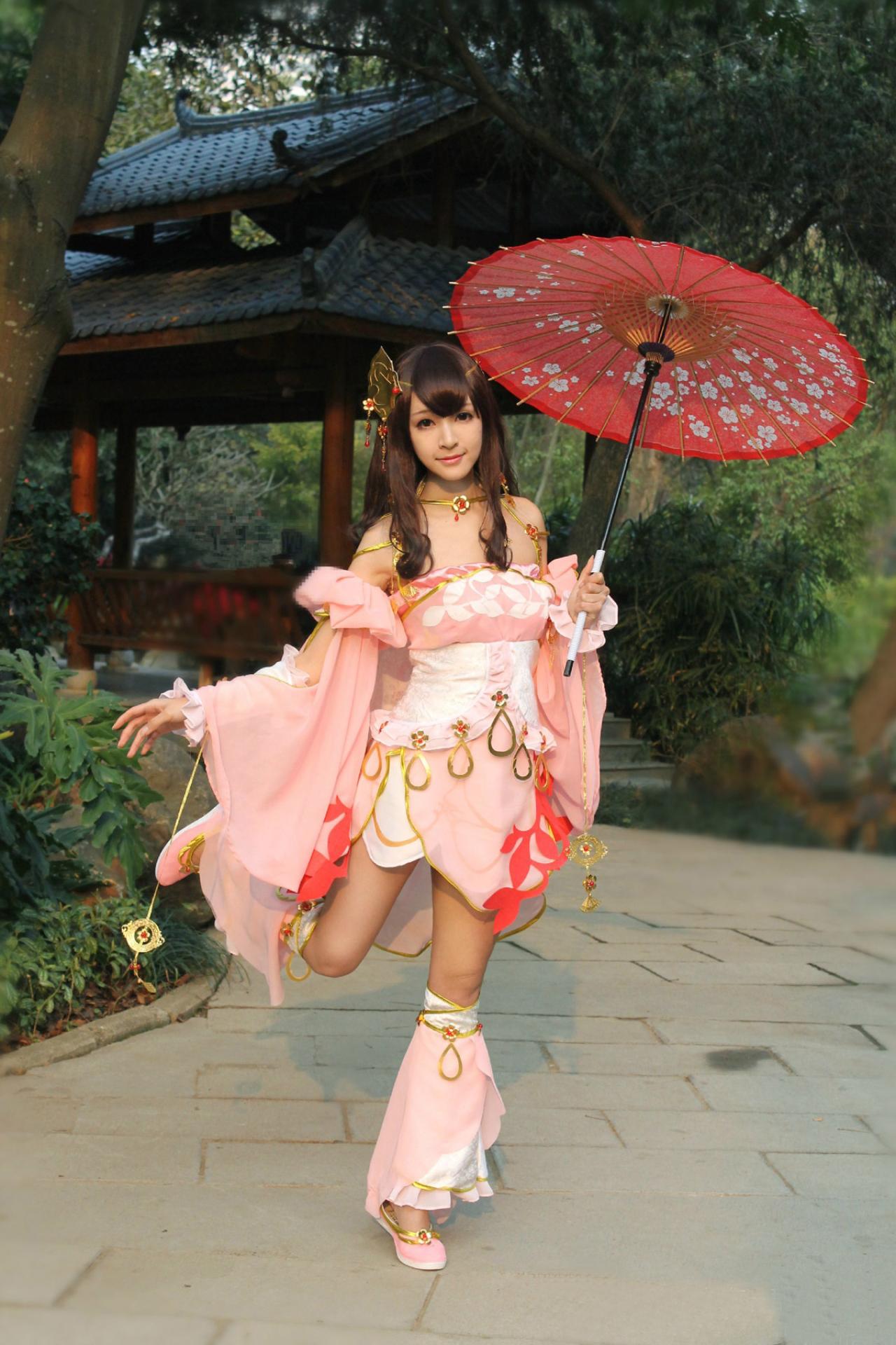 陈小丸扮演定国秀萝撑伞一只腿抬起照