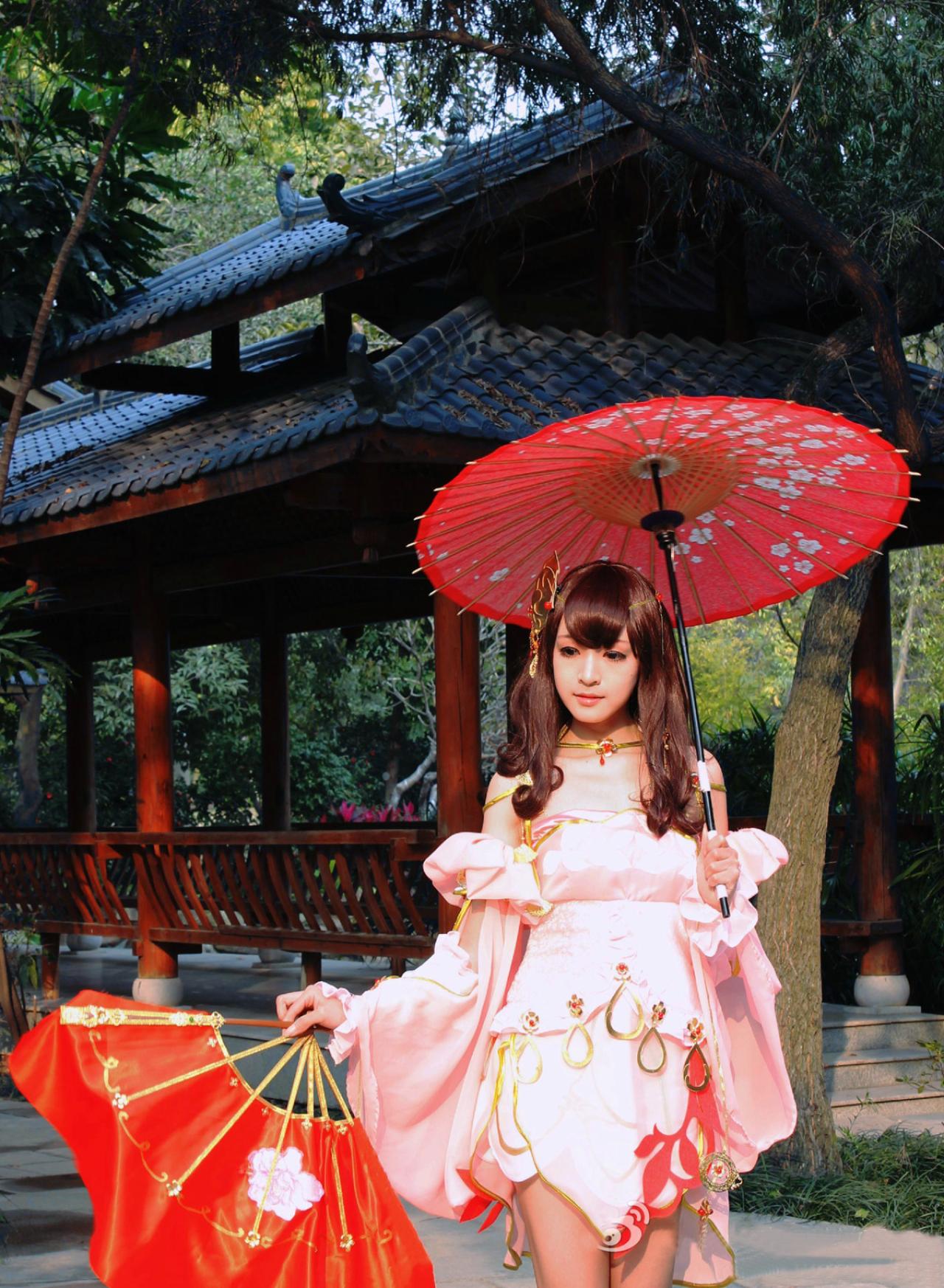 陈小丸扮演定国秀萝在长亭外撑伞打扇