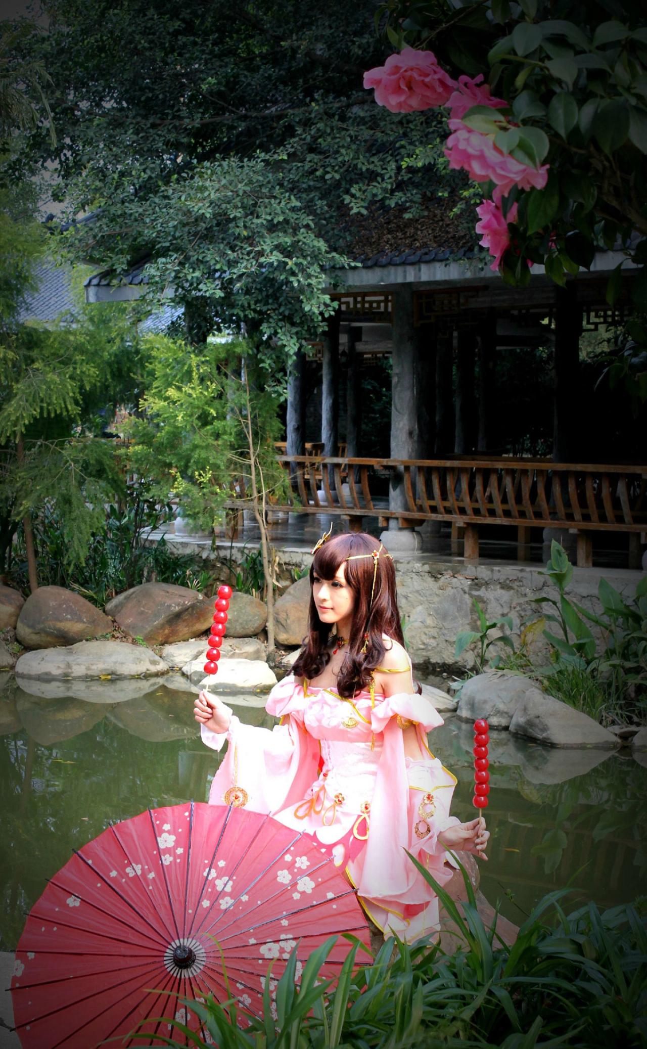 陈小丸扮演定国秀萝在湖面一手举一只糖葫芦