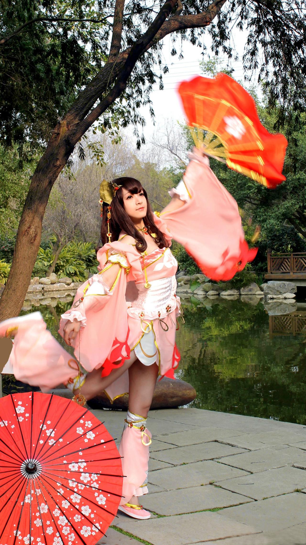 陈小丸扮演定国秀萝打扇轻舞