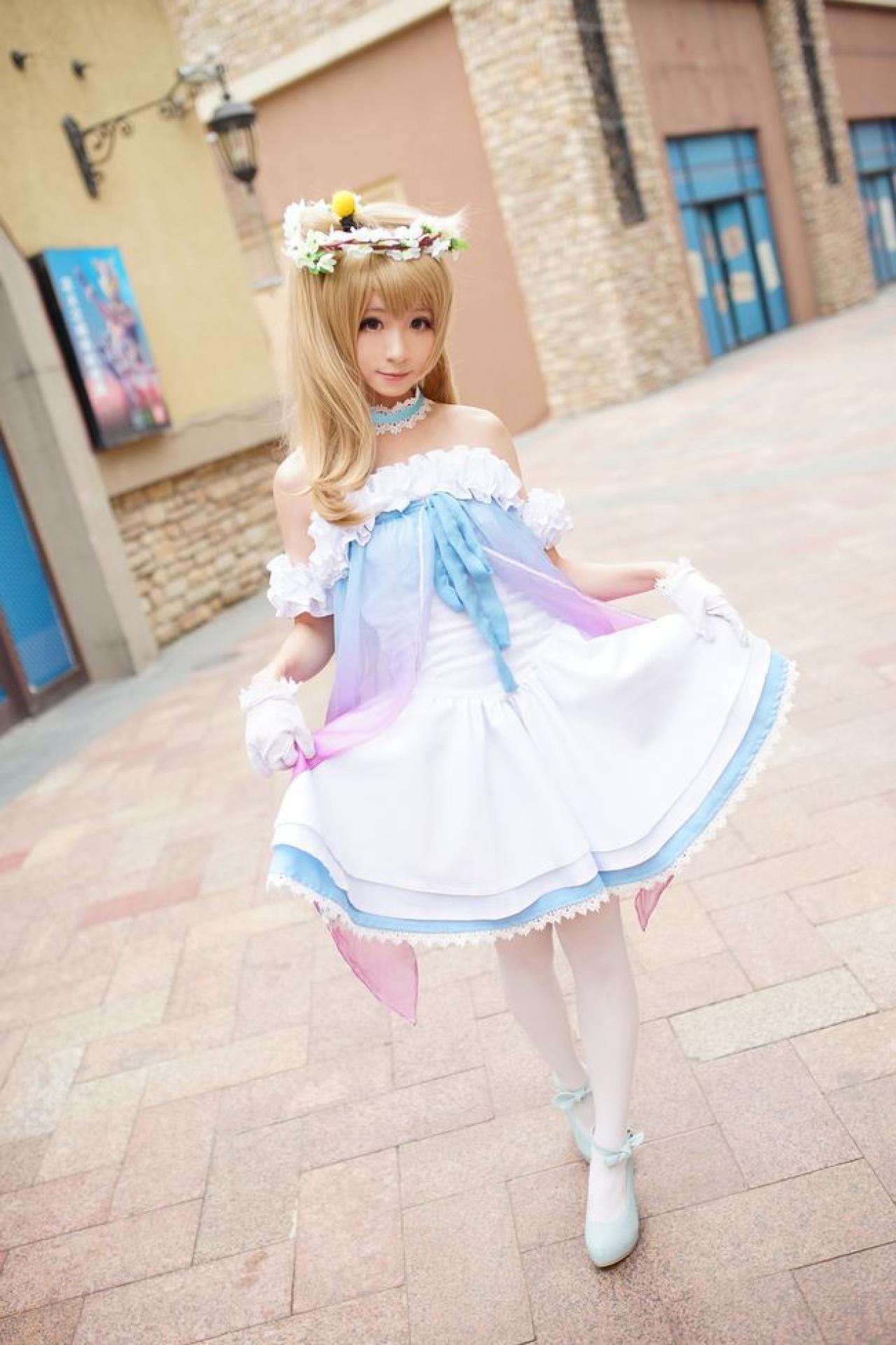 Meter扮演南小鸟双手撩起裙角