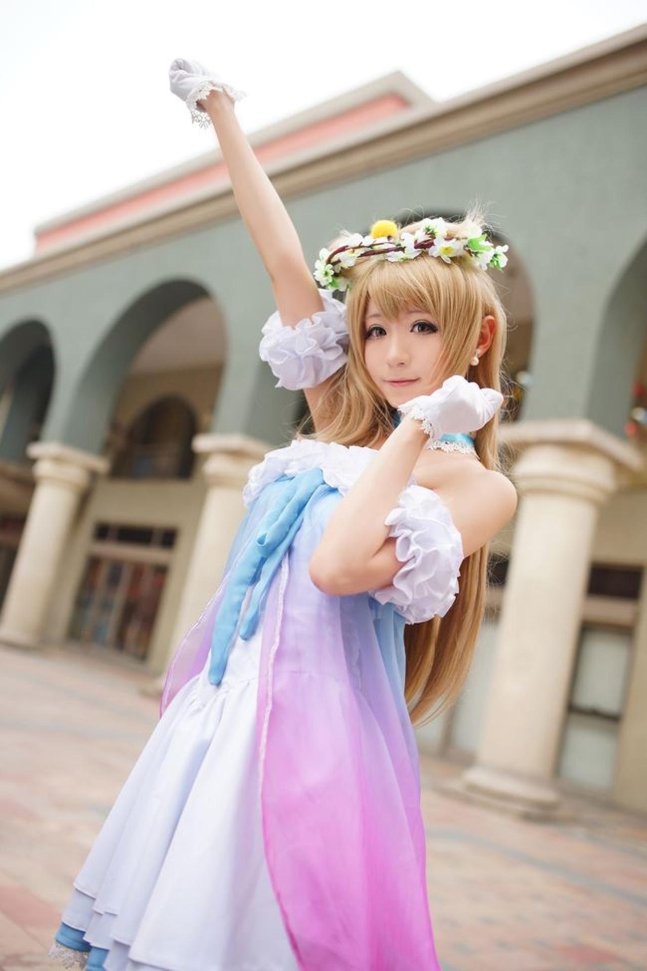 Meter扮演南小鸟一手举高，一手握拳，加油姿势