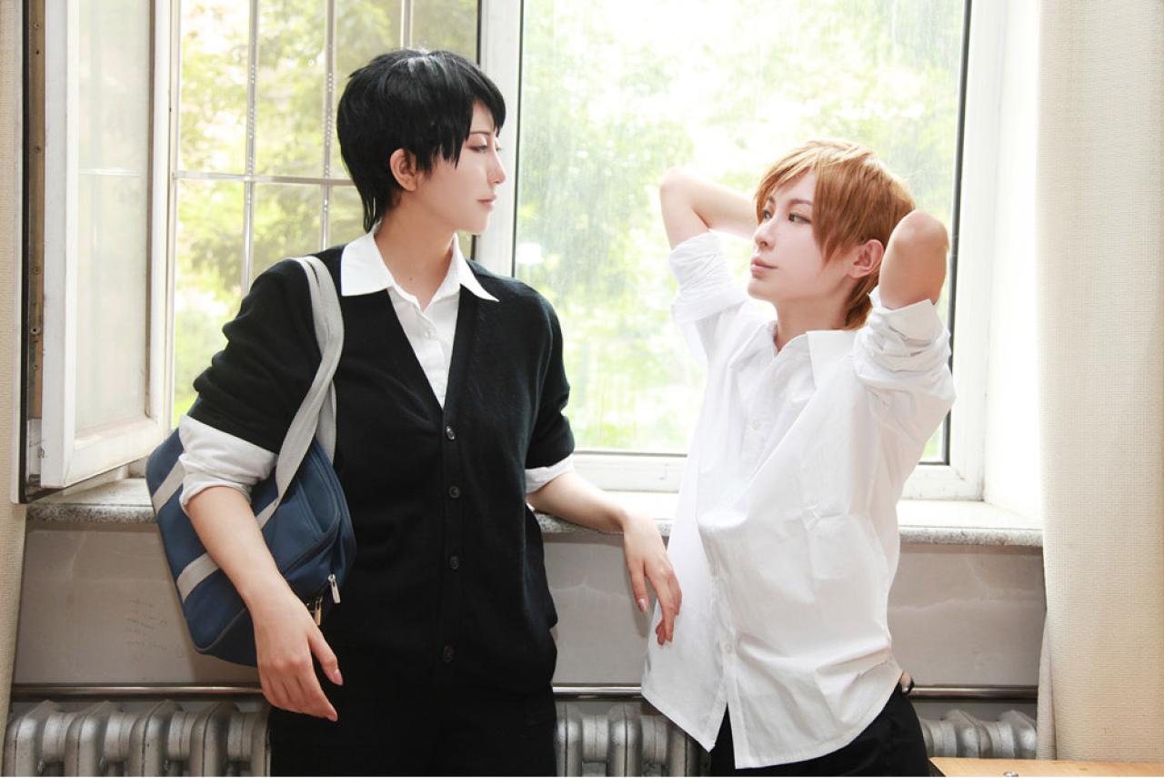 三城：乌童，我比你高！乌童：别逗了