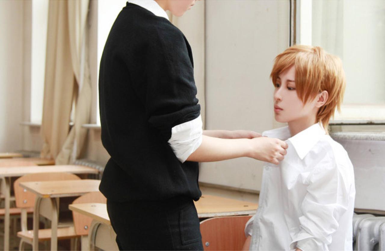 乌童：帮你把扣子系好。三城：=w=