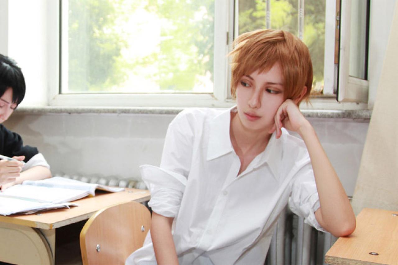 三城：好无聊，乌童那家伙就知道做题。