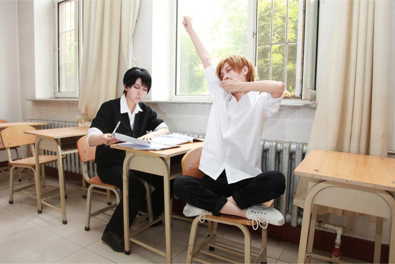 三城伸懒腰：哈欠，睡得真舒服。乌童正在做题。