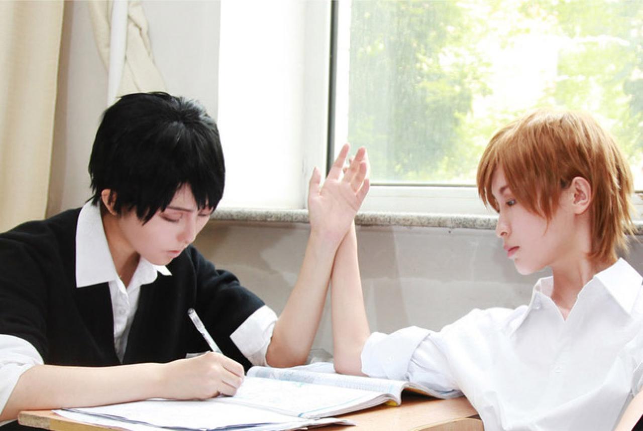 乌童没理三城，只是用手把三城的手挡开：别烦我