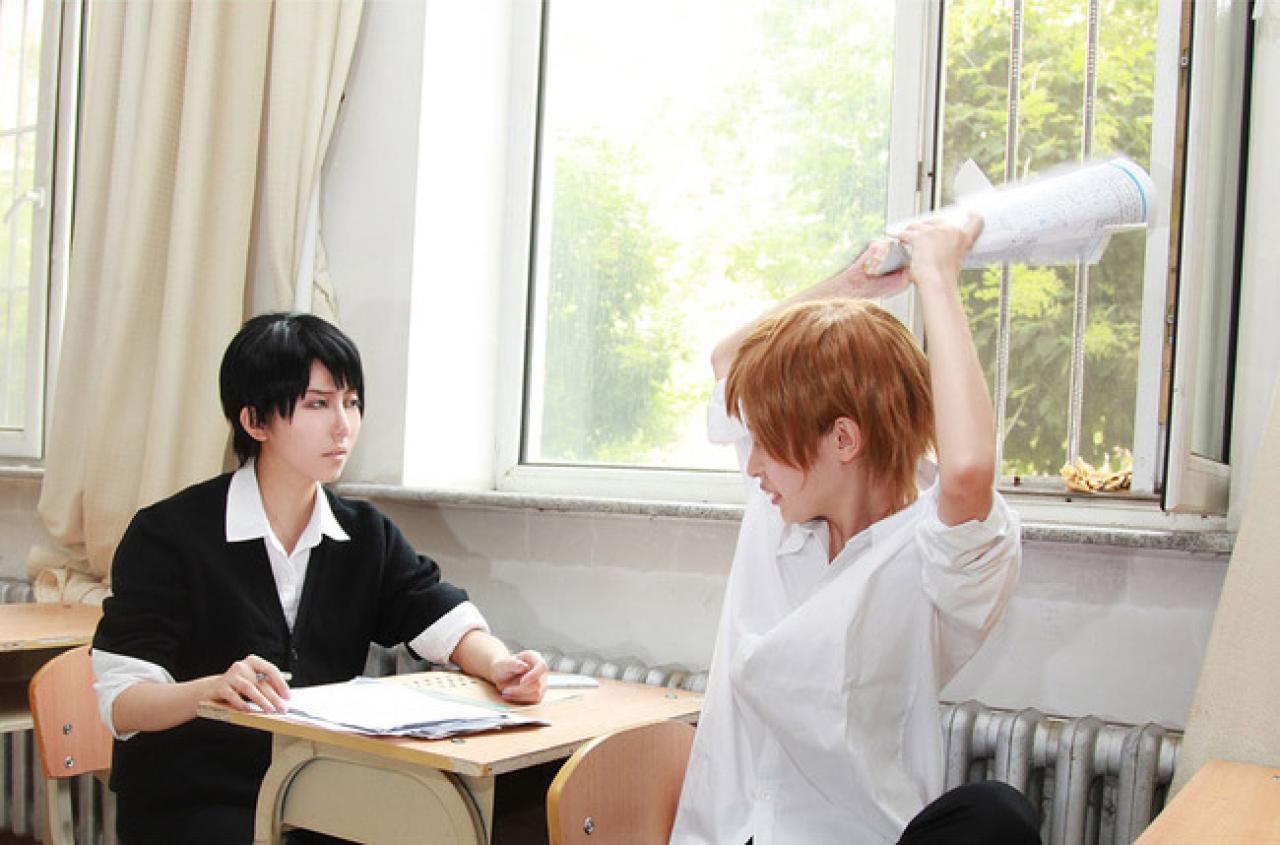 三城把乌童卷子抽走：让你做题。乌童：别闹