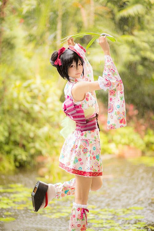 哀子扮演矢泽妮可用三片芭蕉叶遮挡喷水滴