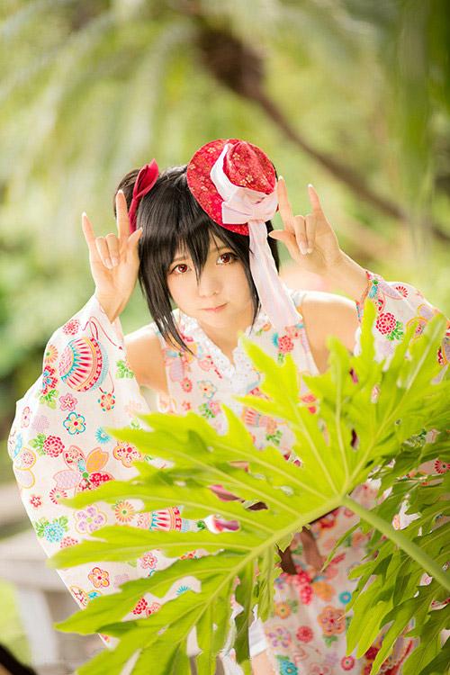 哀子扮演矢泽妮可藏在树叶后面，弯腰扮小猫