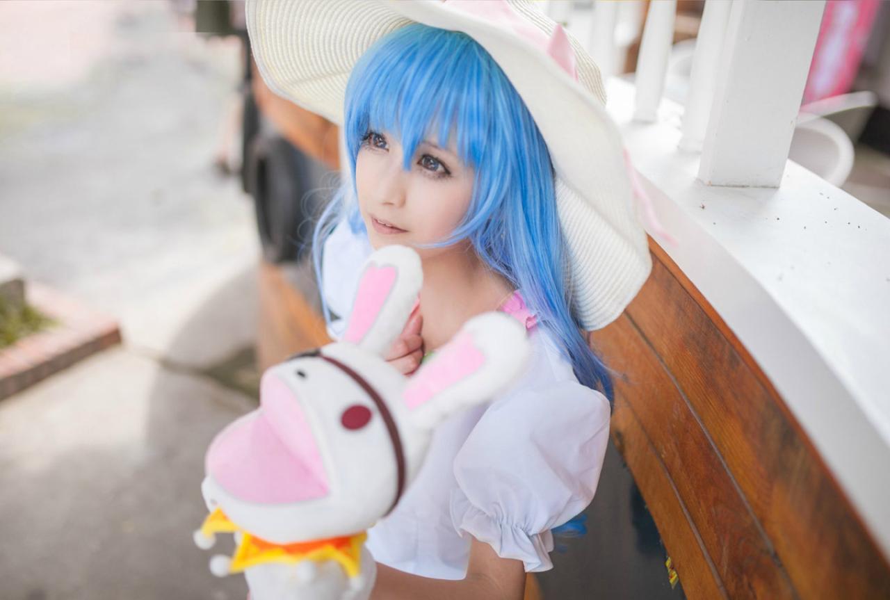 桃小陌扮演四糸乃拿着四糸奈兔子人偶，微微仰望天空