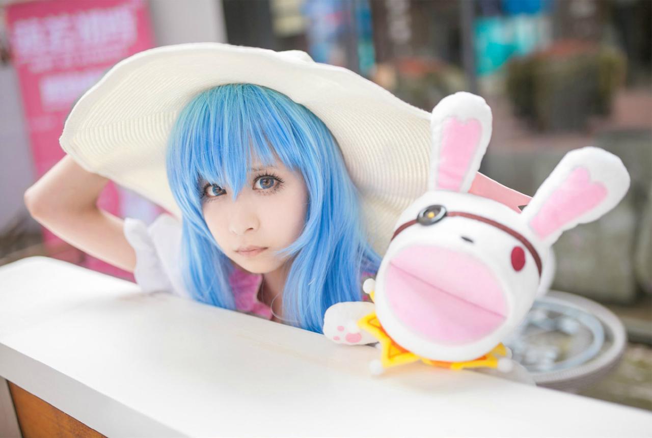 桃小陌扮演四糸乃拿着四糸奈兔子人偶在矮墙后面看镜头