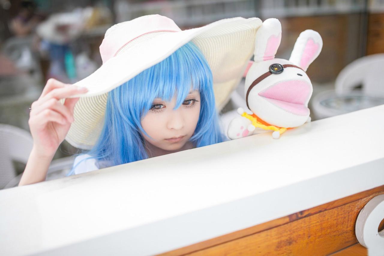 桃小陌扮演四糸乃拿着四糸奈兔子人偶，看着墙本身