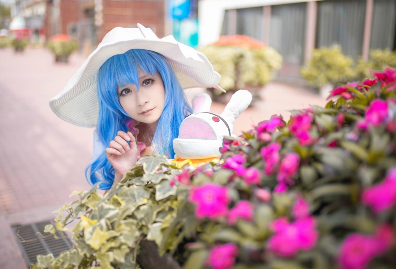 桃小陌扮演四糸乃拿着四糸奈兔子人偶在花丛后面