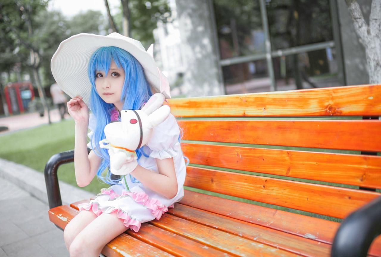 桃小陌扮演四糸乃拿着四糸奈兔子人偶在长椅上