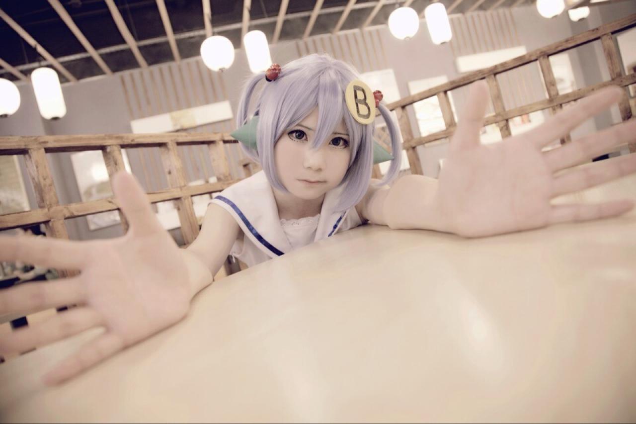 柒君扮演林小B在桌面伸展双手，敞开怀抱的样子