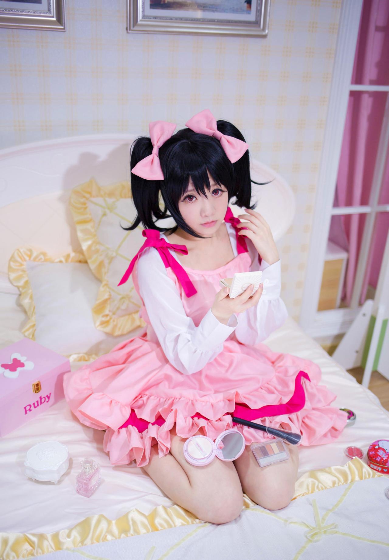 宝bA0_扮演矢泽妮可正在床上打扮，床上堆满了化妆用品