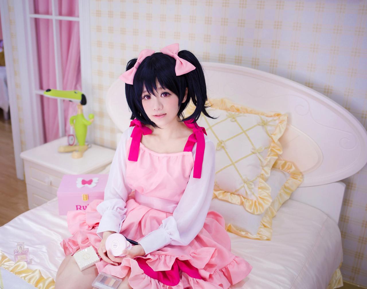 宝bA0_扮演矢泽妮可化妆完毕