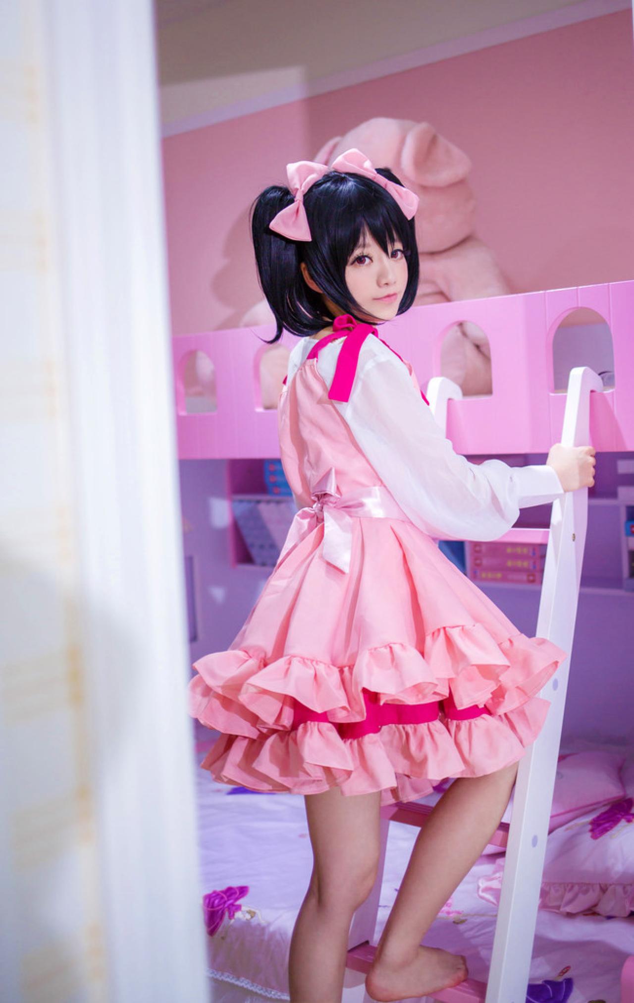 宝bA0_扮演矢泽妮可正在爬上铺的梯子