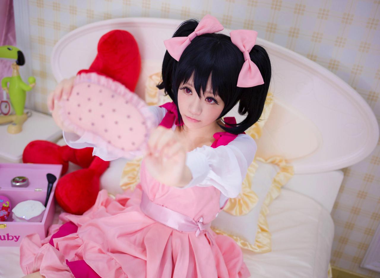 宝bA0_扮演矢泽妮可正用镜子看着打扮后效果