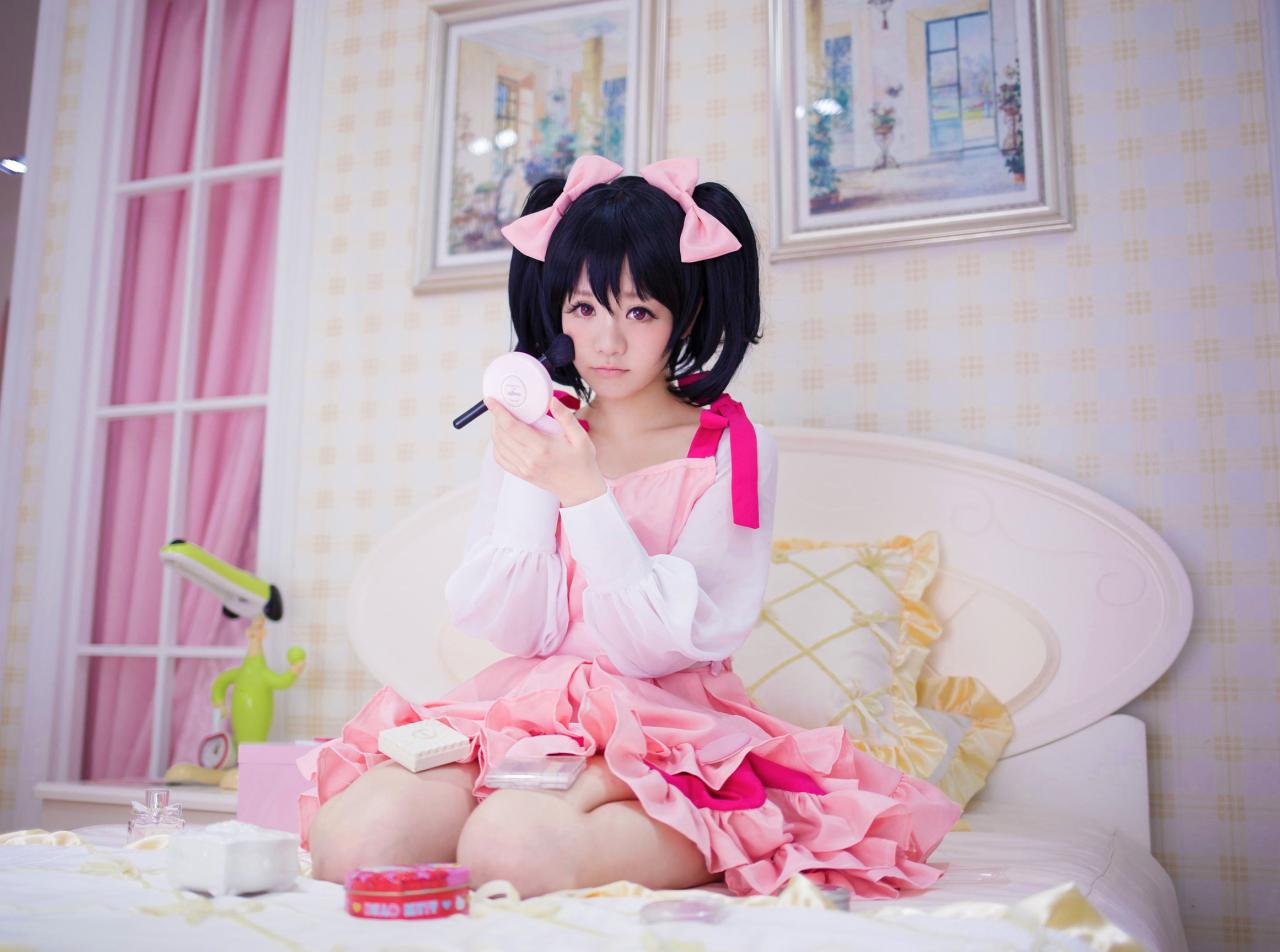 宝bA0_扮演矢泽妮可正在床上涂粉底