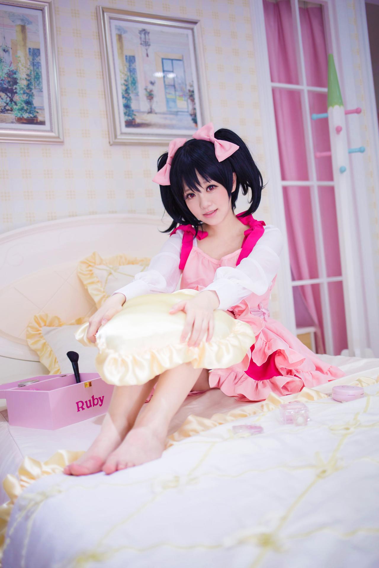 宝bA0_扮演矢泽妮可抱起一个枕头