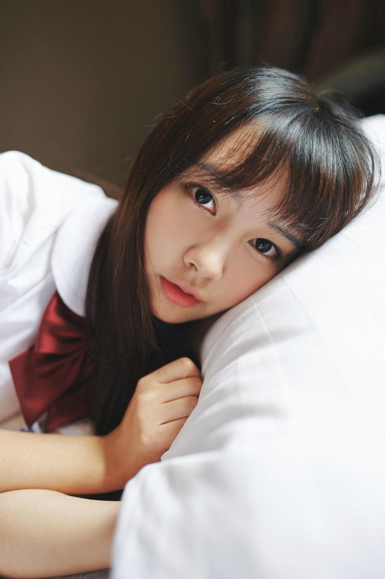 山田実瑠_面部贴着枕头躺下，面部特写