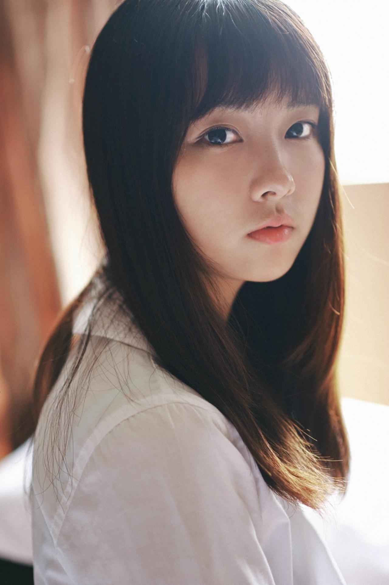 山田実瑠_面向窗台，回眸的样子