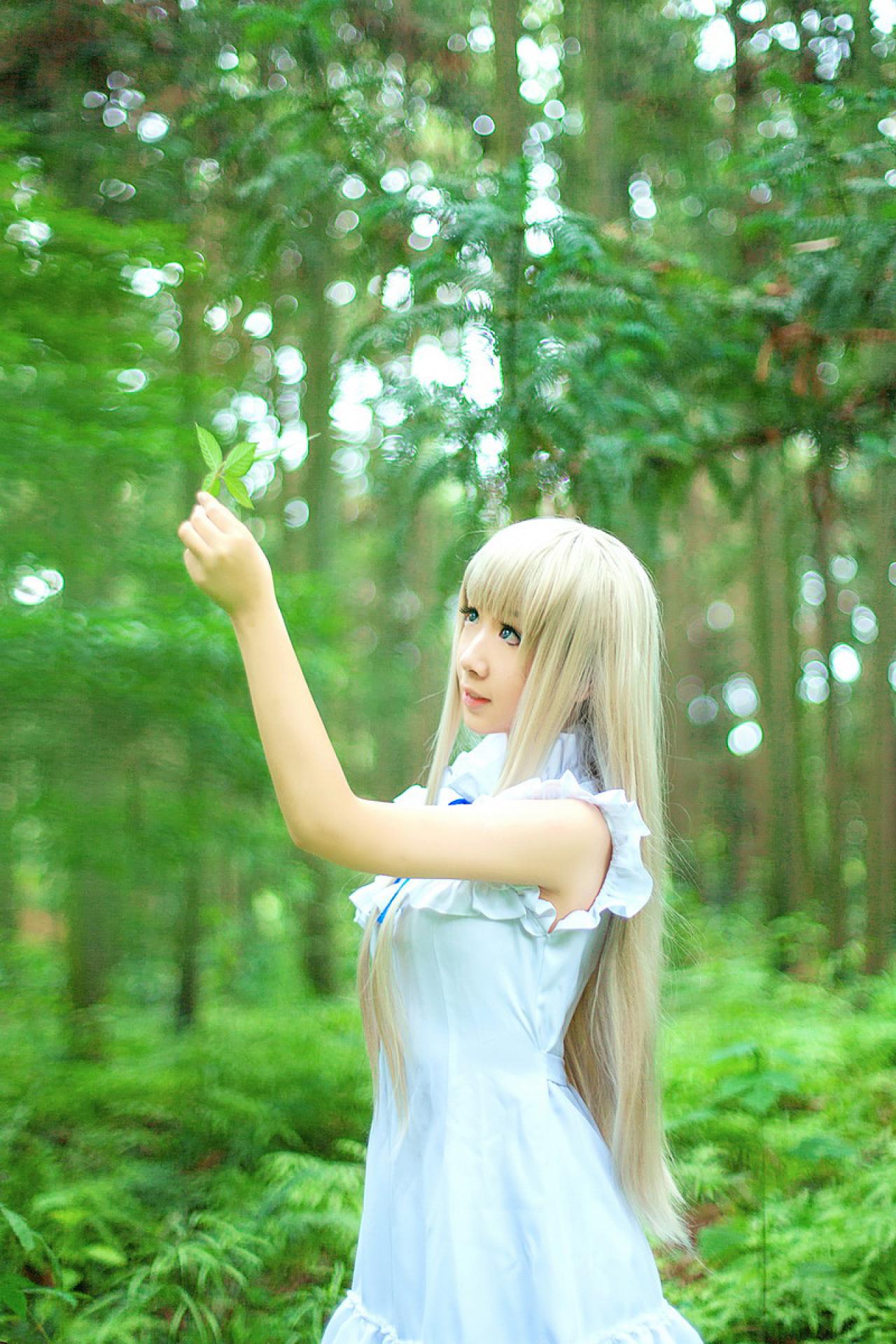 樱姬就是睿天才扮演本间芽衣子拿起一片叶子深情凝望的样子