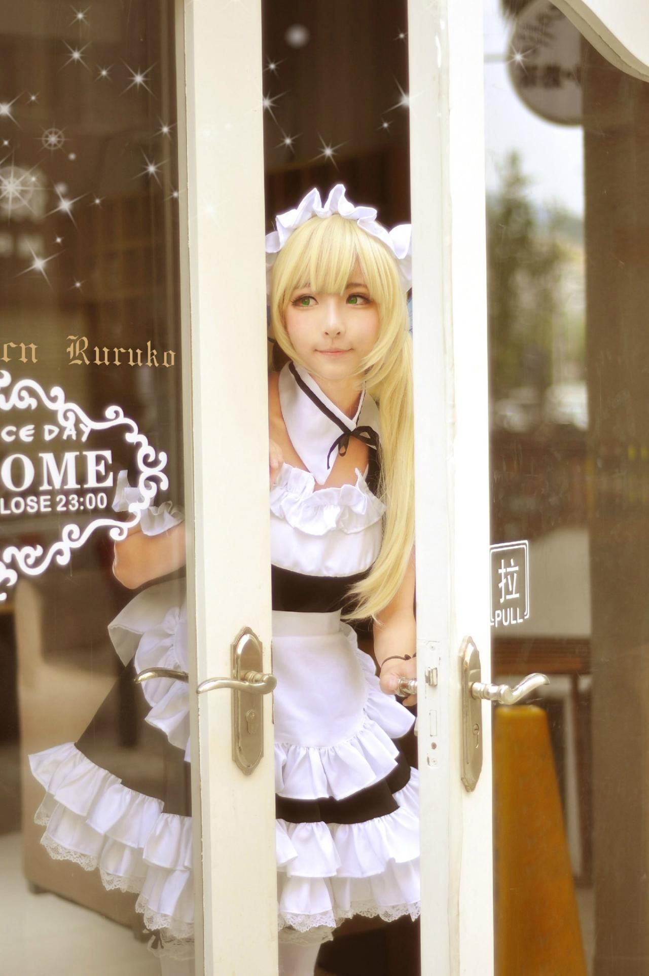 鹿鹿子扮演柏崎星奈在店铺门口露出半个身子