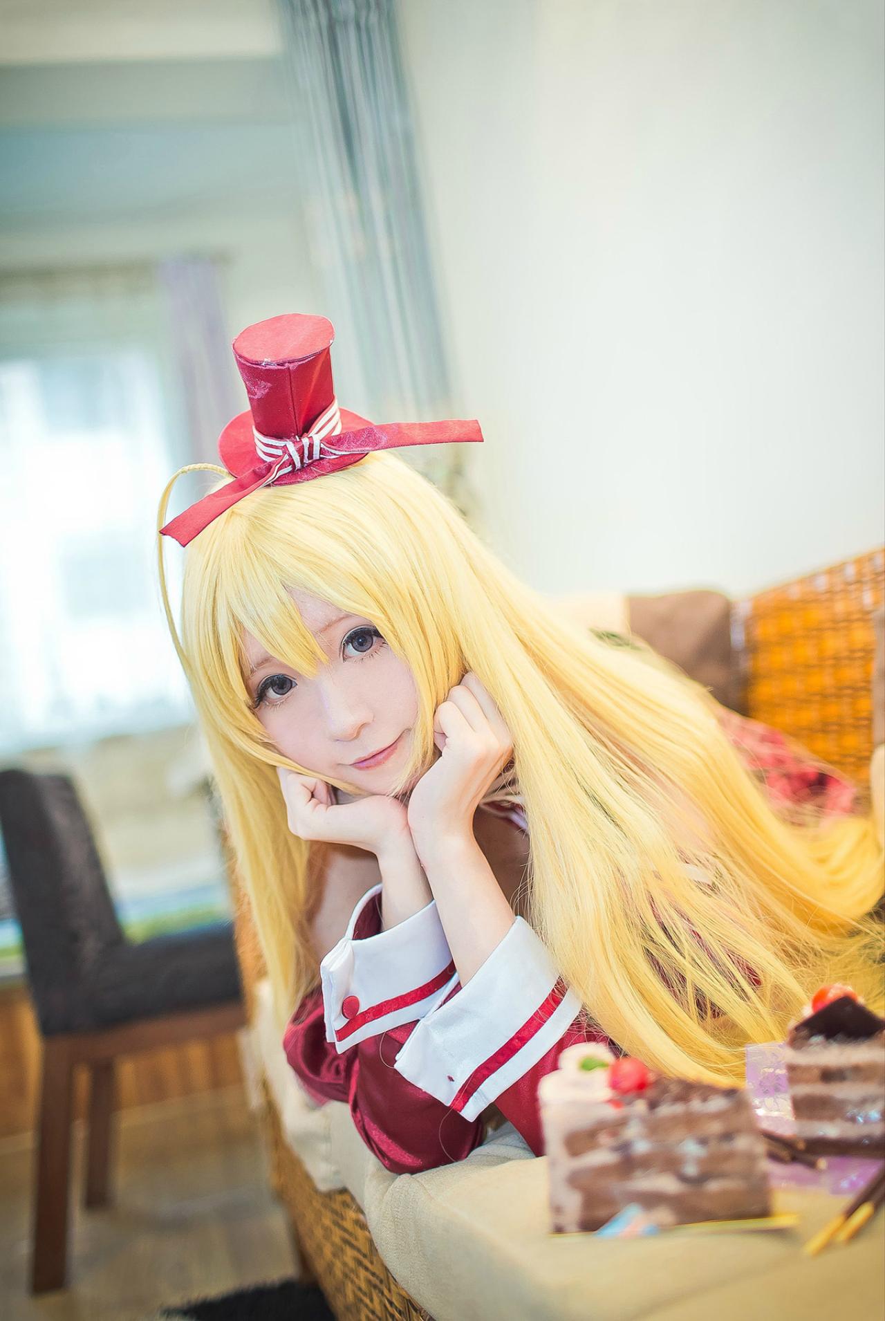 meter扮演裘可拉卧在沙发上，双手撑着头的样子