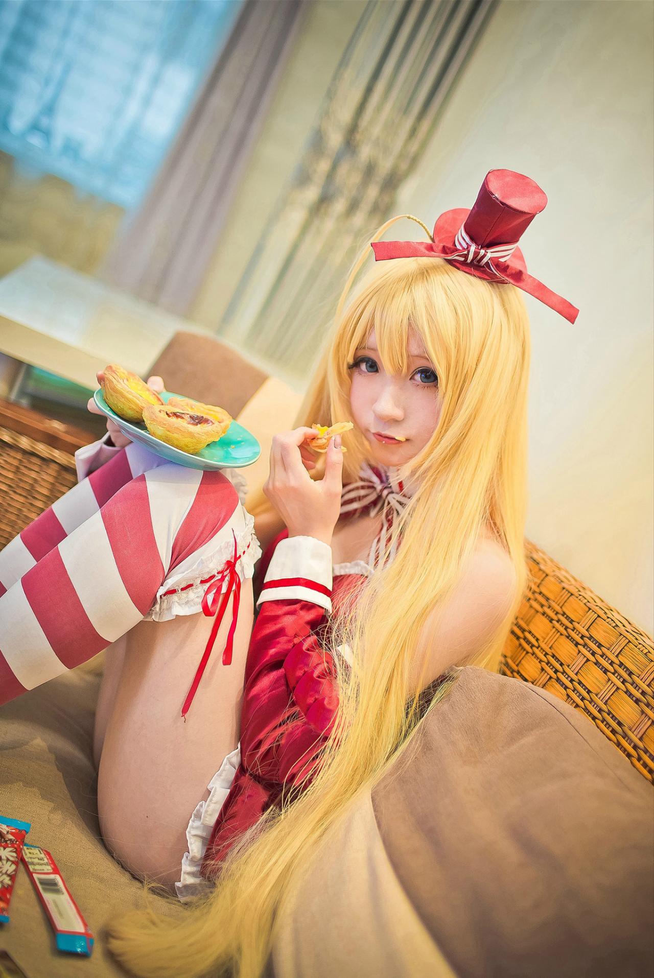 meter扮演裘可拉正在吃蛋挞