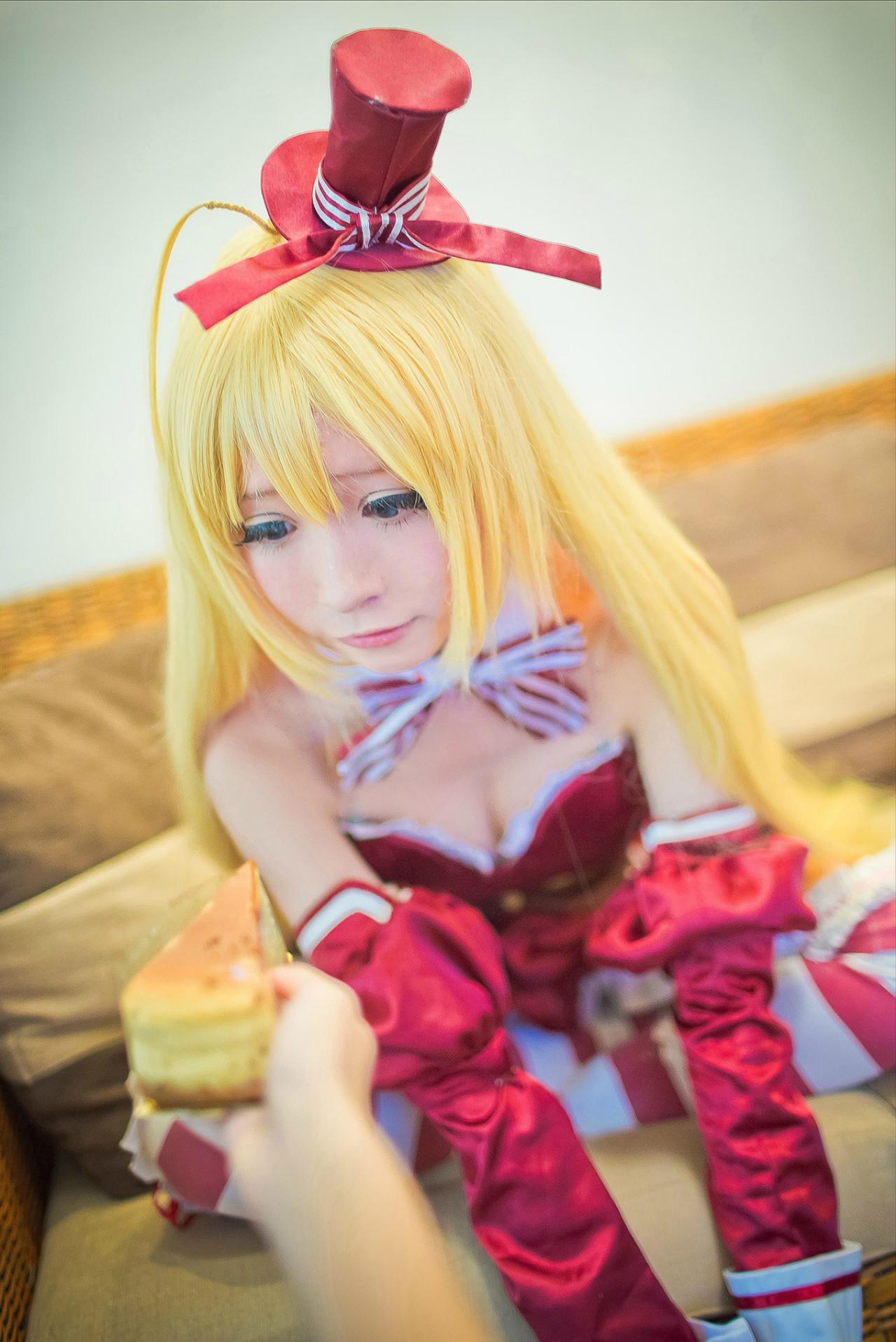 meter扮演裘可拉看着蛋糕很想吃的样子