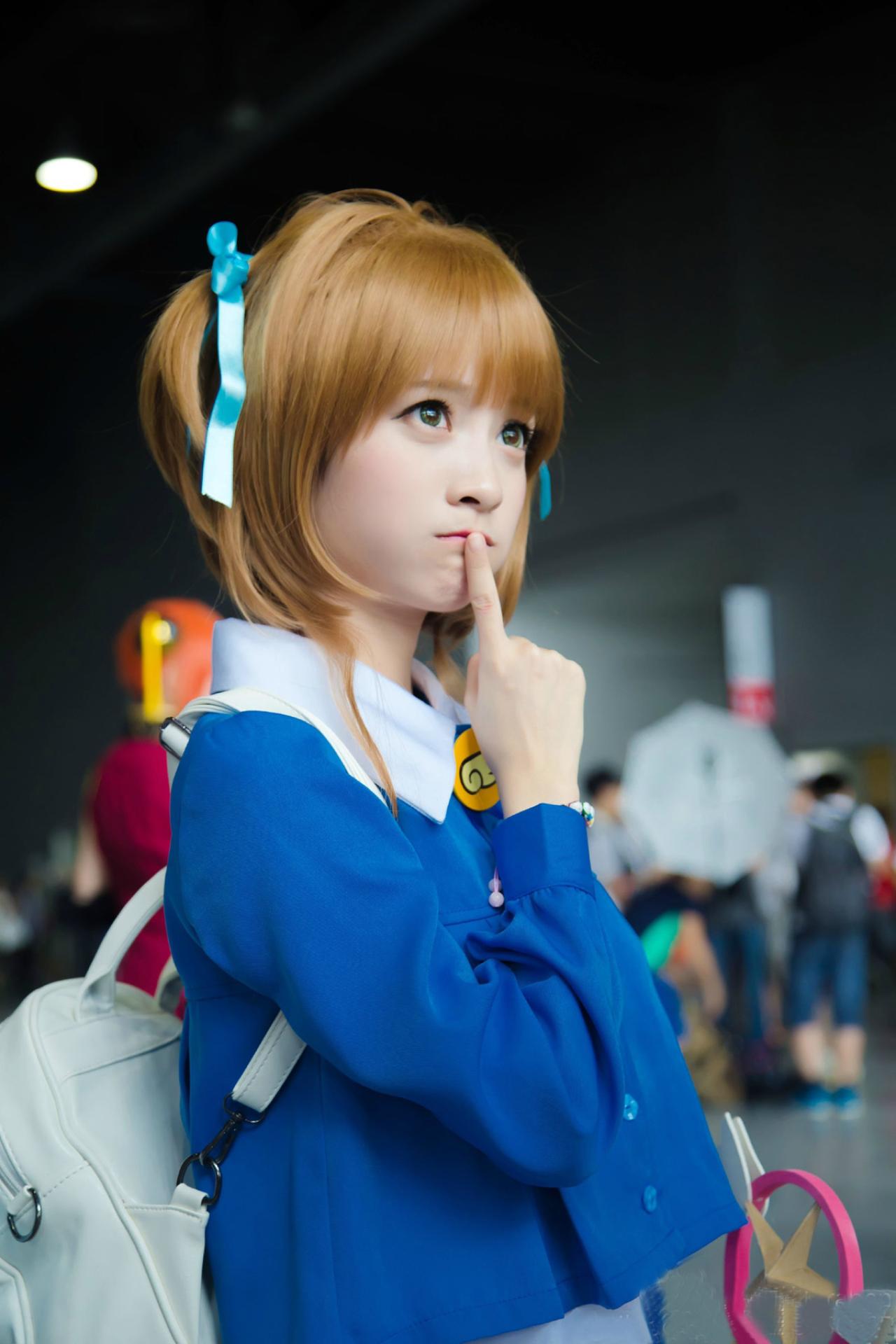 橘子酱sama扮演木之本樱手指抵住嘴唇发呆的侧脸