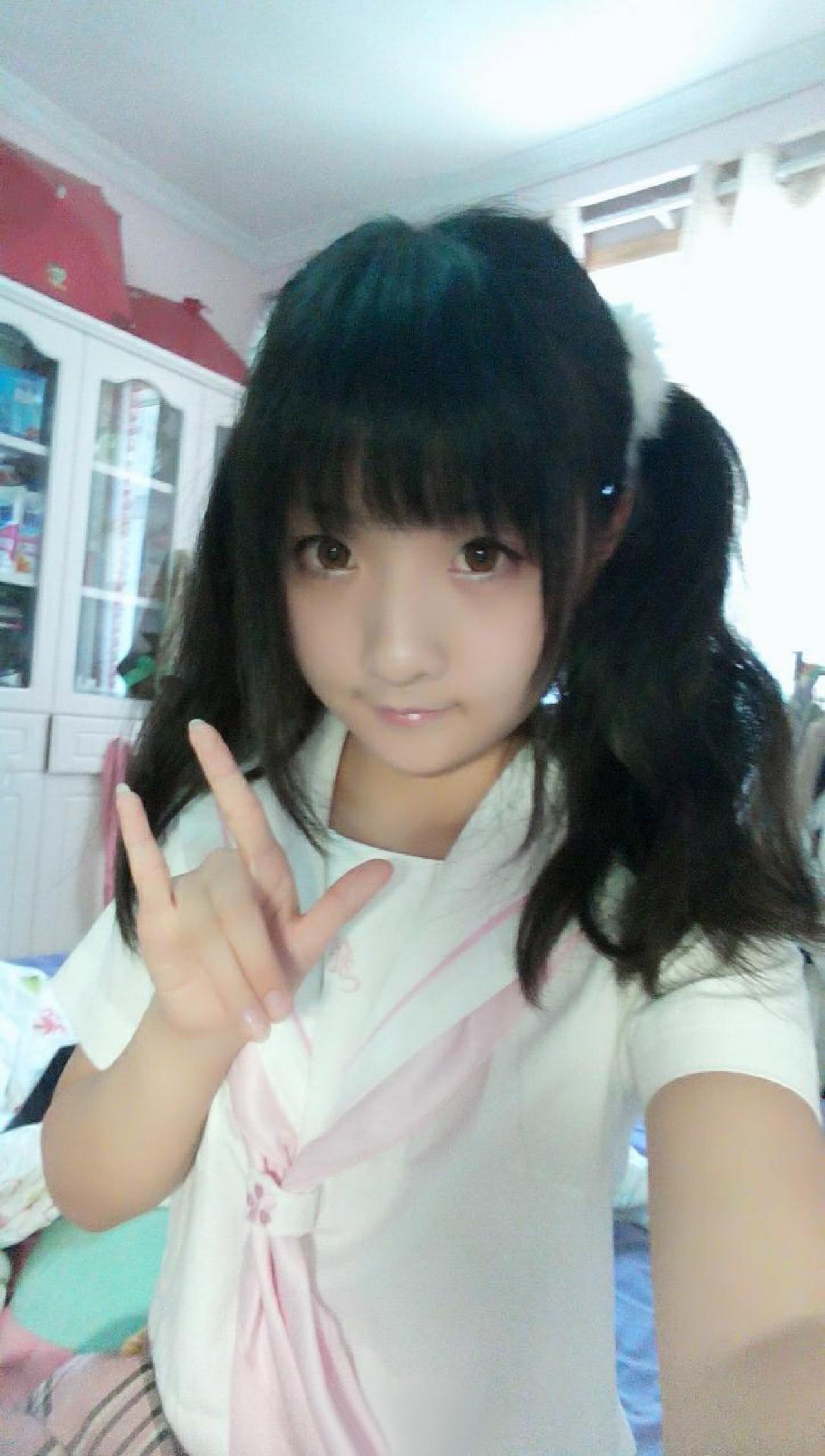 AOI作I LOVE YOU手势自拍