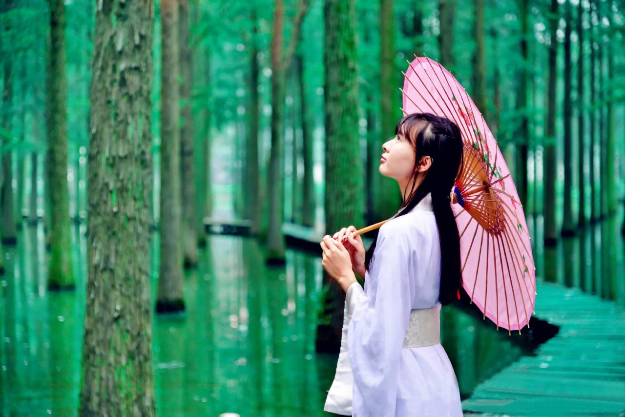 瞬瞬surmiya持伞仰望天空