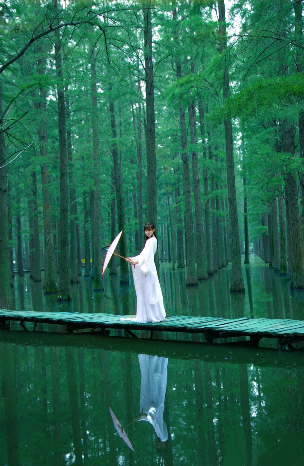 瞬瞬surmiya持伞在竹桥上全身远景照