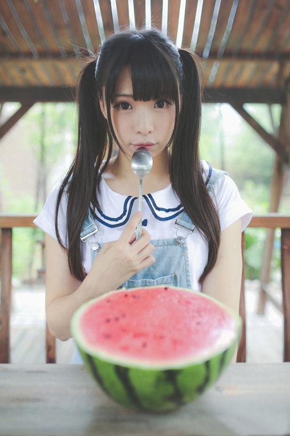 贤儿Sherry拿着小勺抵住嘴，面前放半个西瓜，准备开工啦！