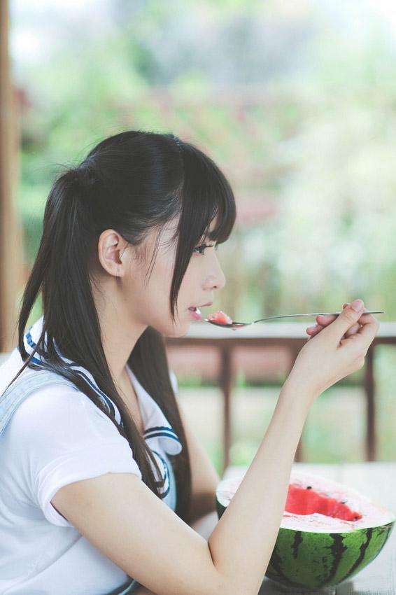 贤儿Sherry用勺子优雅地挖西瓜吃侧面照