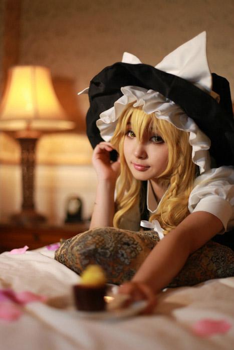 瘾卿扮演雾雨魔理沙，拿出小甜点给镜头前的观众，吃不吃呢？