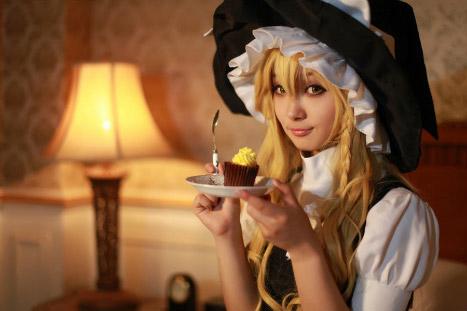 瘾卿扮演雾雨魔理沙把小甜点放进盘子里，拿着叉子准备开吃