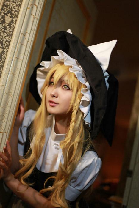 瘾卿扮演雾雨魔理沙躲在门后，露出半个身子